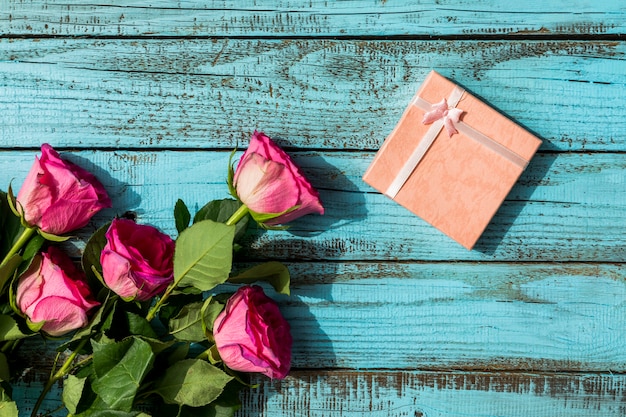 Cadeau D Anniversaire Et Bouquet De Fleurs Photo Gratuite