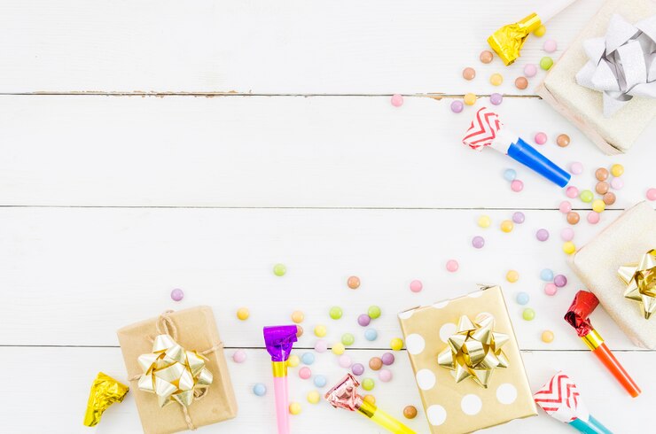 Photo gratuit cadeau d&#39;anniversaire avec des confettis colorés