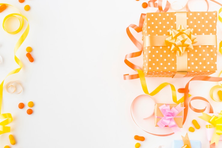 Photo gratuit cadeau d&#39;anniversaire; rubans et bonbons sur fond blanc