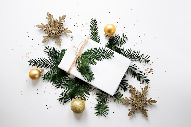 Photo gratuite cadeau emballé blanc avec décorations