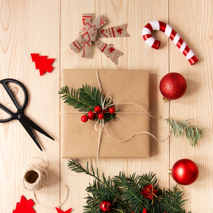 Photo gratuit cadeau emballé avec des ornements de noël