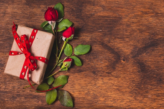 Cadeau emballé avec des roses