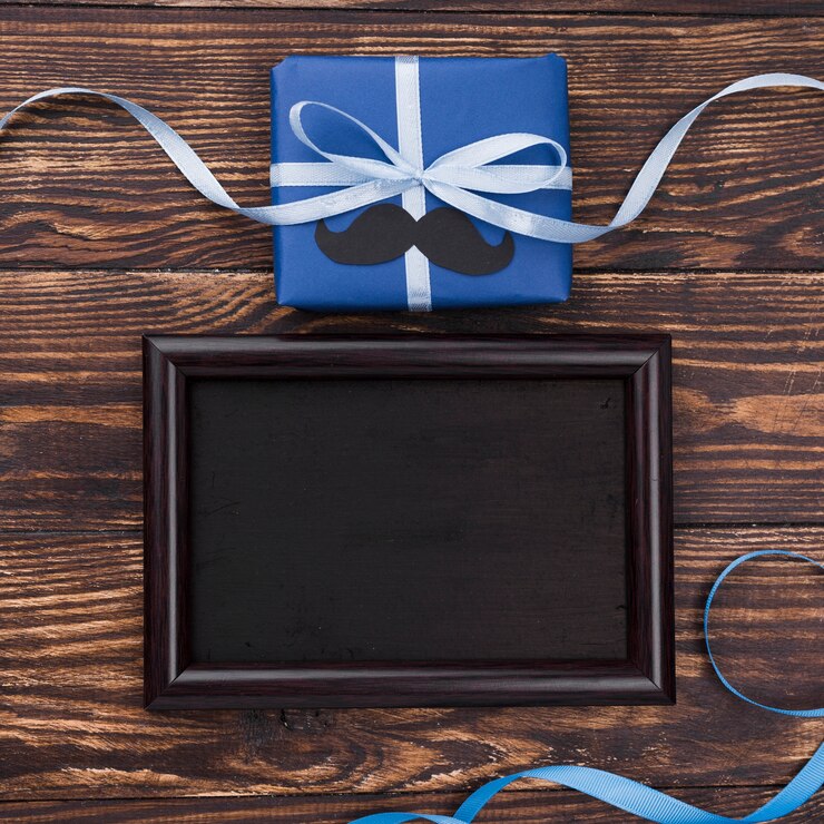 Photo gratuit cadeau de fête des pères avec rubans et cadre vide noir