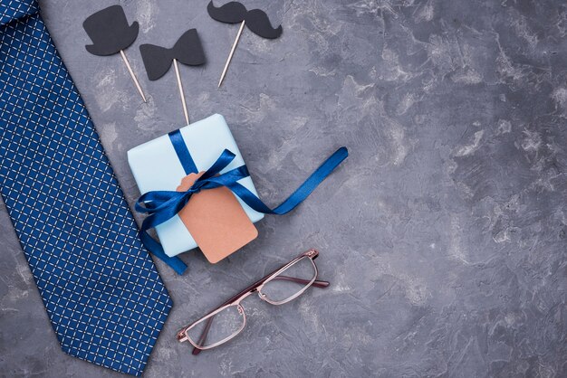 Cadeau de fête des pères avec des rubans à lunettes