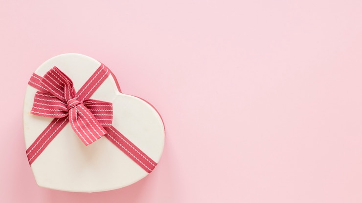 Photo gratuit cadeau en forme de coeur pour la saint valentin