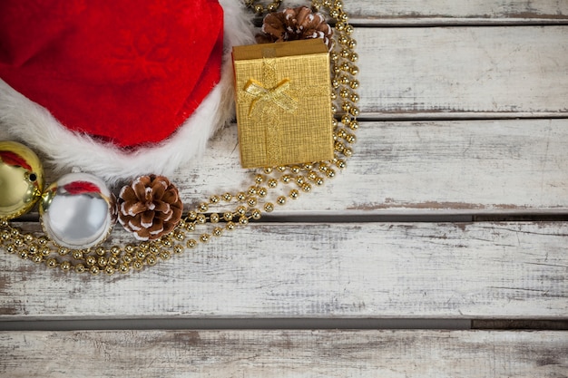 cadeau jaune prochain chapeau de père Noël