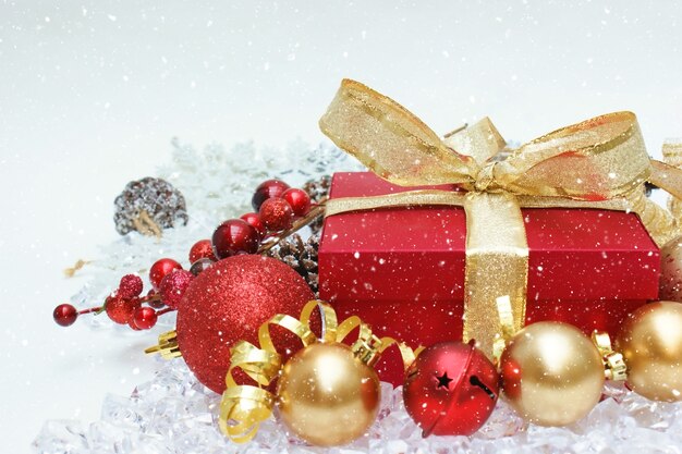 cadeau de Noël et les décorations nichés dans la glace