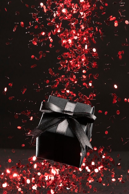 Photo gratuite cadeau noir avec gros plan de paillettes rouges
