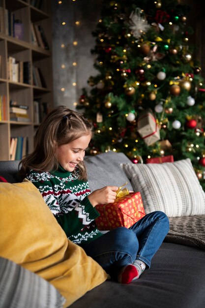 Cadeau d'ouverture d'une fille en plein plan