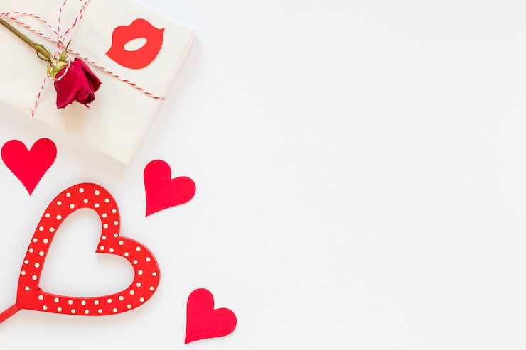 Photo gratuit cadeau avec rose pour la saint-valentin avec espace de copie
