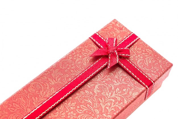 Photo gratuite cadeau rouge avec une cravate rouge