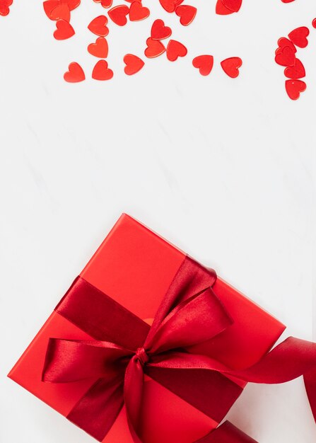 Cadeau rouge avec un papier peint à l'arc