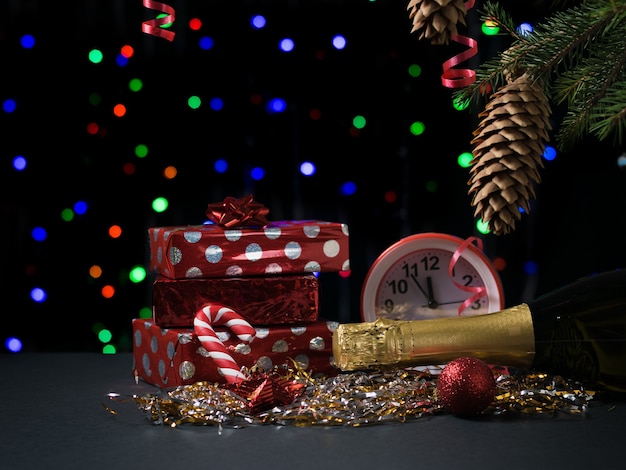 Cadeaux, champagne, montres et bonbons. concept de noël et nouvel an.