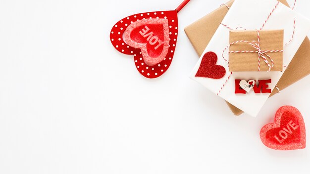 Cadeaux avec coeurs et espace de copie pour la Saint-Valentin