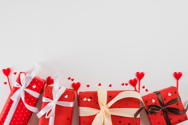 Photo gratuite cadeaux et coeurs pour la saint valentin