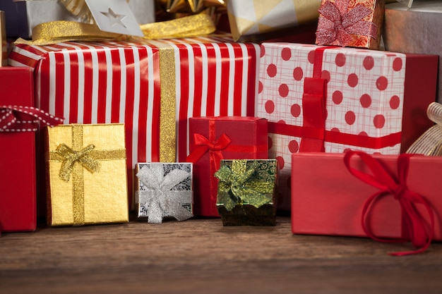 cadeaux colorés de montagne avec des décorations de Noël