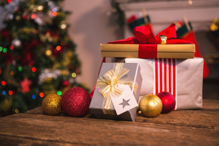 Photo gratuit cadeaux colorés avec un ruban rouge