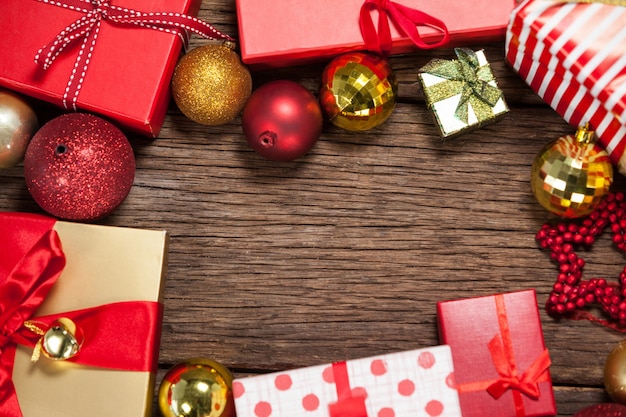 Cadeaux et décorations pour les cadeaux sur un bois