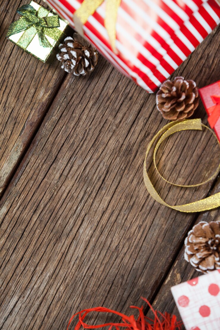 Photo gratuit cadeaux et décorations pour les cadeaux sur un bois