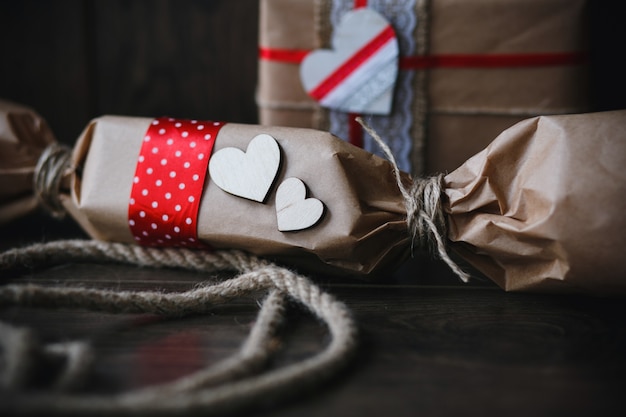 cadeaux emballés avec des coeurs décoratifs