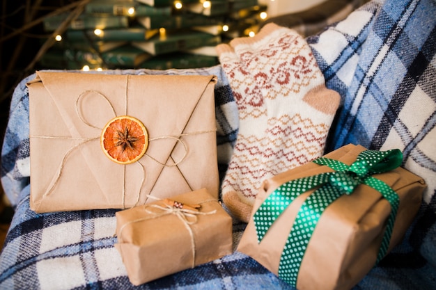 cadeaux emballés sur la couverture