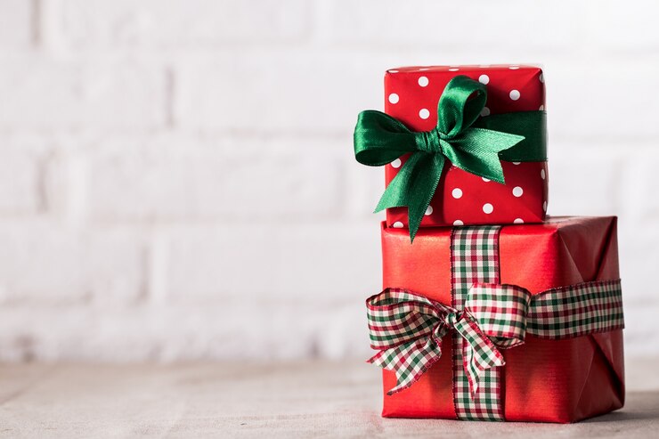 Photo gratuit des cadeaux emballés sur fond blanc.