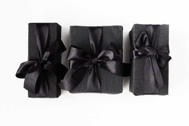 Cadeaux emballés noirs sur fond uni
