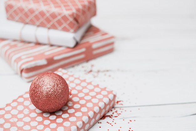 Photo gratuite des cadeaux emballés près des boules de noël