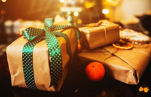 cadeaux empilés avec des arcs verts et une orange