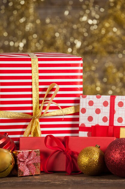 cadeaux de Noël avec des boules de Noël