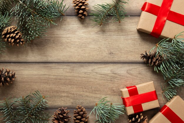 Cadeaux de Noël et branches de pin avec espace de copie