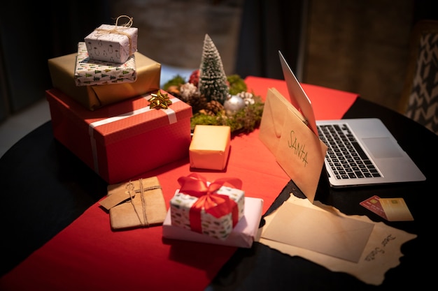 Cadeaux de Noël et cadeaux sur table