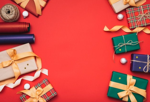 Photo gratuite cadeaux de noël colorés avec papier d'emballage