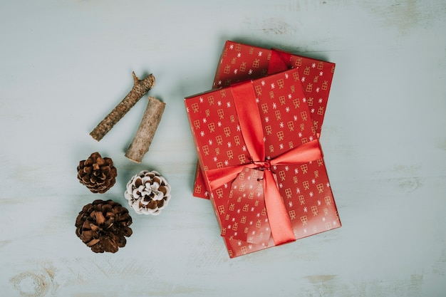 Cadeaux de Noël et pommes de pin