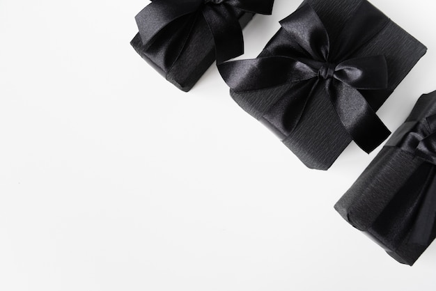 Cadeaux noirs sur fond uni