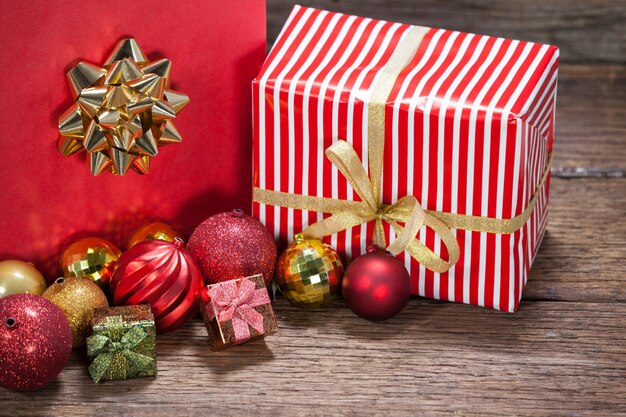 Cadeaux avec de nombreuses boules de Noël