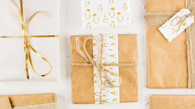 Cadeaux en papier kraft avec des fils