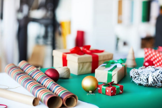 Photo gratuite cadeaux pour noël sur table