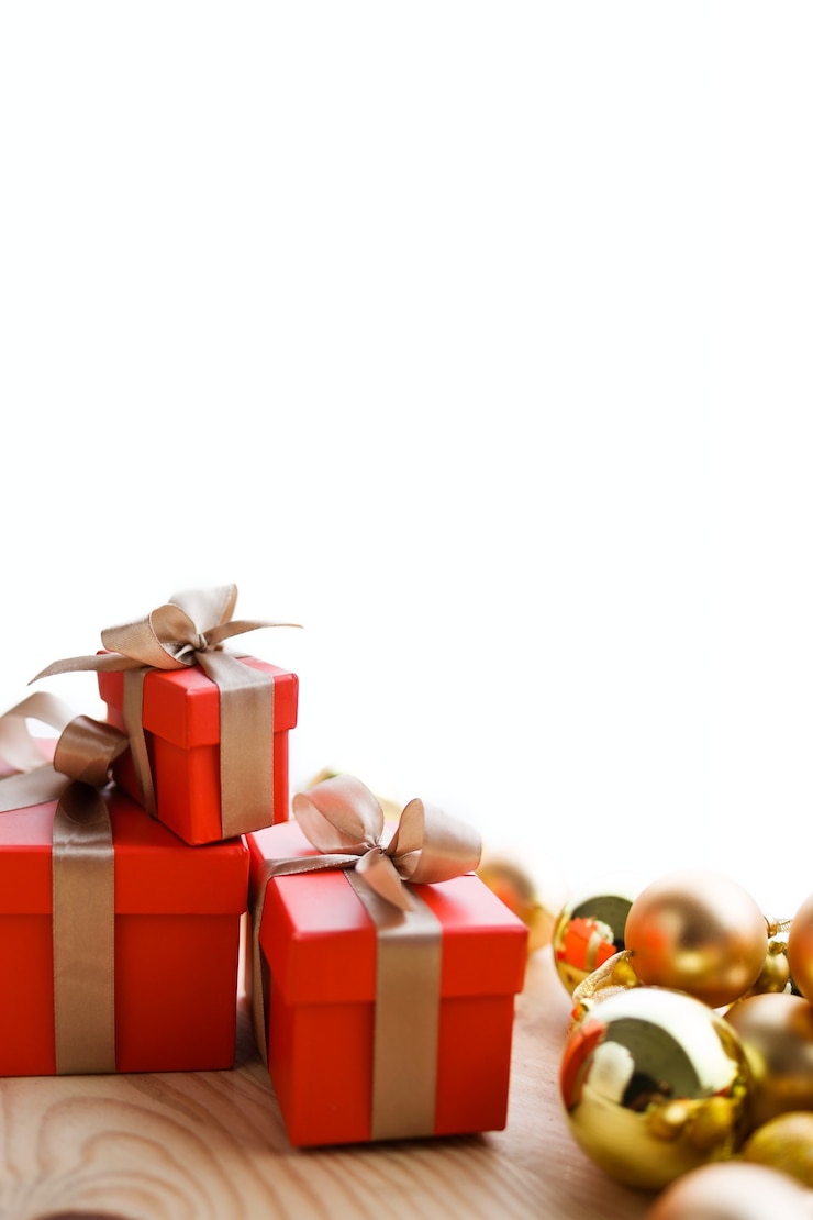 Photo gratuit cadeaux rouges et des boules de noël jaunes
