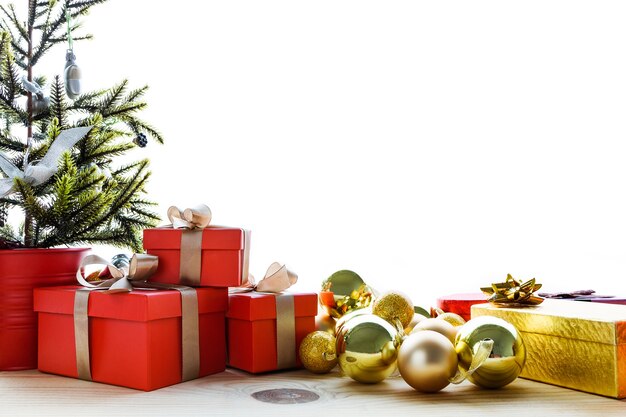 cadeaux rouges et des boules de Noël jaunes