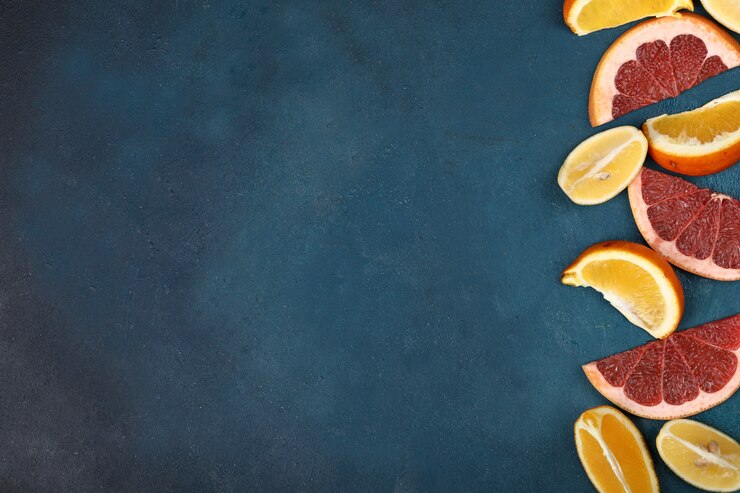 Photo gratuit cadrage tropical avec tranches d'orange, de citron et de pamplemousse.