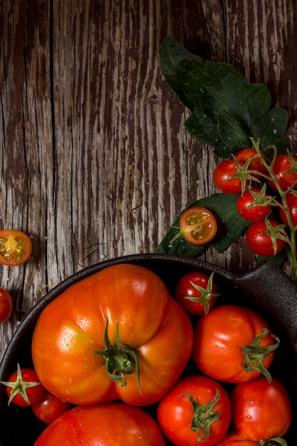 Photo gratuite cadre alimentaire sur fond de bois