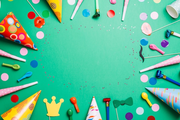 Photo gratuite cadre d'anniversaire coloré avec des articles de fête multicolores sur fond vert