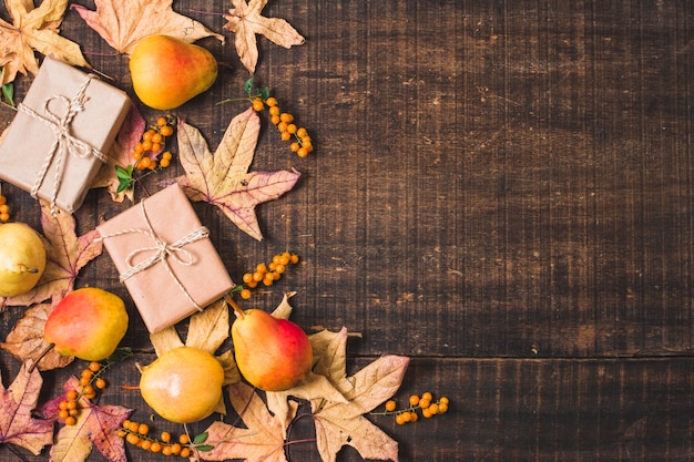 Photo gratuite cadre automne doré avec fond en bois