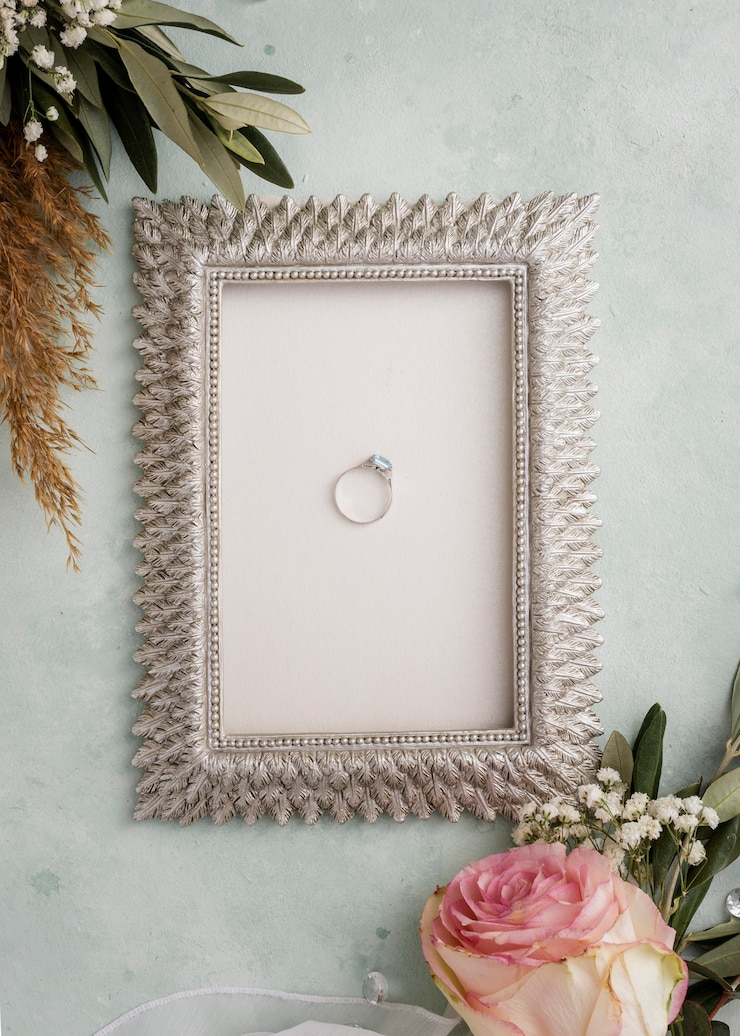Photo gratuit cadre avec bague de fiançailles