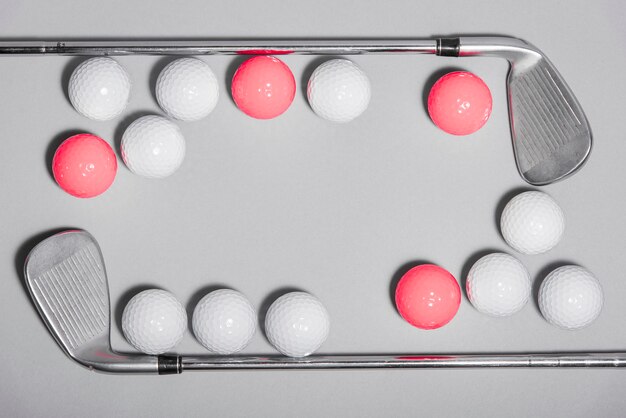 Cadre de balles de golf à plat avec club de golf