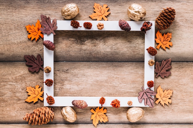 Photo gratuite cadre blanc avec des éléments d'automne