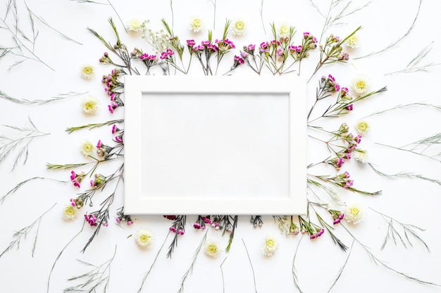Photo gratuite cadre blanc sur les fleurs blanches