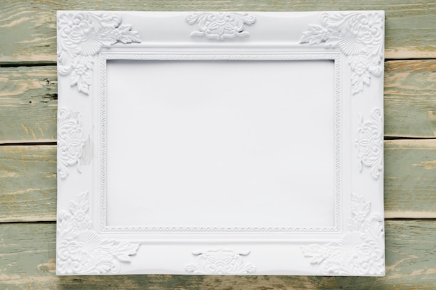 Photo gratuite cadre blanc sur fond en bois