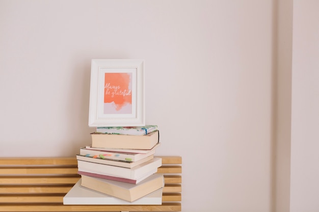 Cadre blanc sur une pile de livres